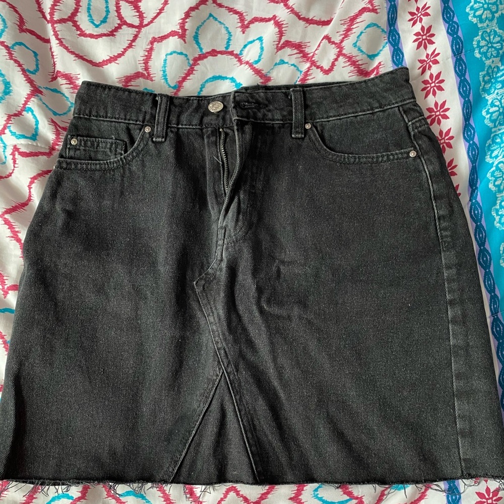 Women’s black mini/midi skirt